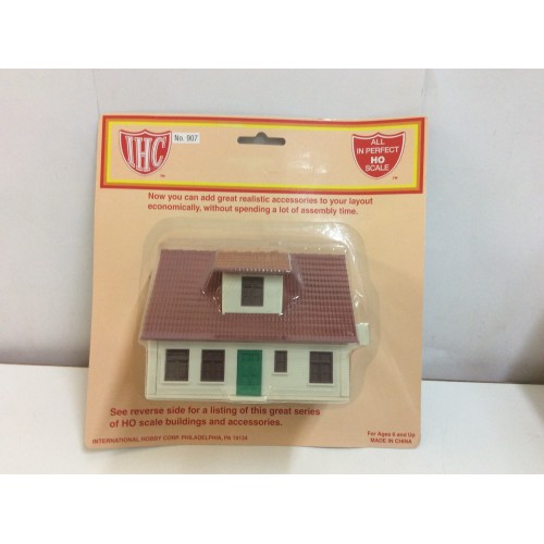 IHC, Farm House, HO Scale, PLASTIC BUILDING, No. 907